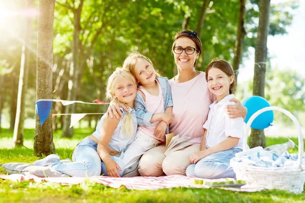 Kindergärtnerin Und Glückliche Mädchen Entspannen Sich Sommertagen Freien — Stockfoto