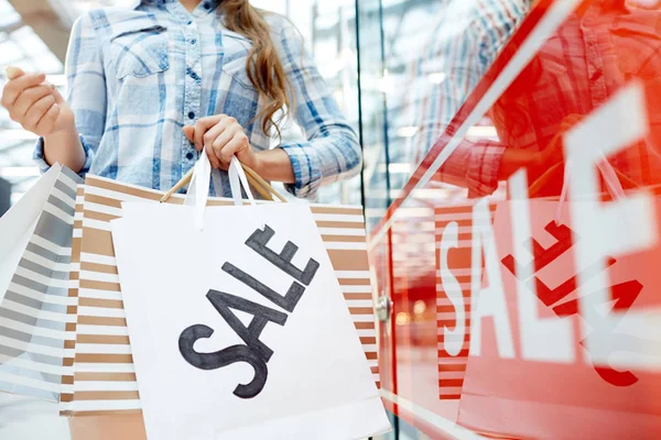 Comprador Moderno Com Sacos Papel Venda Shopping — Fotografia de Stock