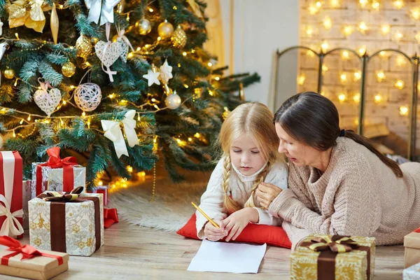 Donna Anziana Bambina Disegnano Carta Sera Natale Abete Decorato — Foto Stock