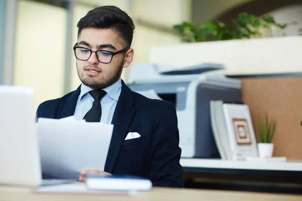 Jeune Banquier Lisant Des Documents Financiers Par Lieu Travail Dans — Photo