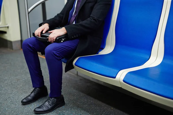 Retrato Sección Baja Hombre Irreconocible Sentado Tren Subterráneo Viajando Trabajo —  Fotos de Stock