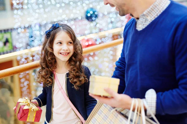 Kleines Mädchen Spricht Beim Einkaufen Mit Ihrem Vater — Stockfoto