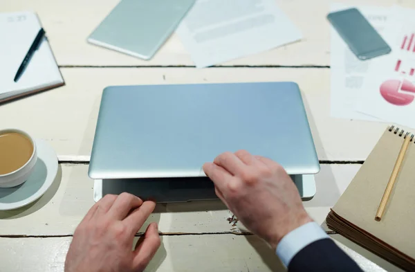 Mänskliga Händer Öppna Laptop Innan Arbetet — Stockfoto