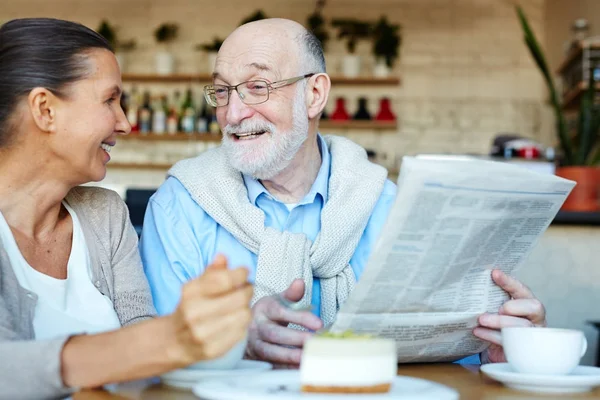 Pareja Mayor Discutiendo Las Últimas Noticias Cafetería —  Fotos de Stock