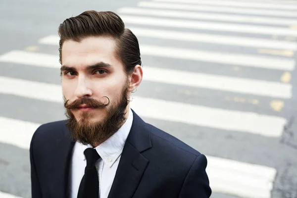 Young Bearded Man Suit Looking Camera Background Crosswalk — Stock Photo, Image