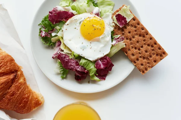 Mesa Servida Para Desayuno Con Croissant Recién Horneado Vaso Jugo — Foto de Stock