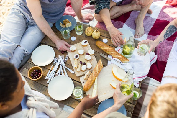 Vari Alimenti Sul Tavolo Picnic Diversi Amici Intorno Esso Mangiare — Foto Stock