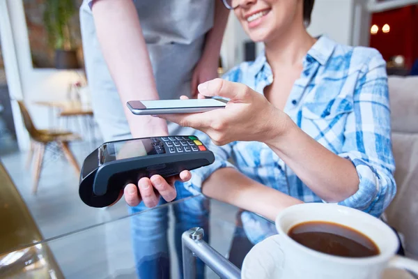 客户的咖啡馆 通过智能手机应用程序转帐支付 — 图库照片