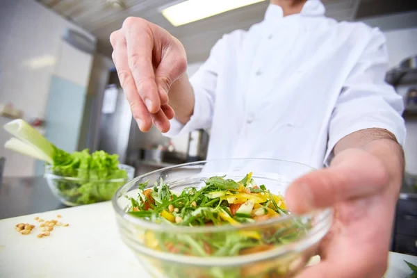 Chef Kok Kruiden Salade Door Gemalen Nootmuskaat — Stockfoto
