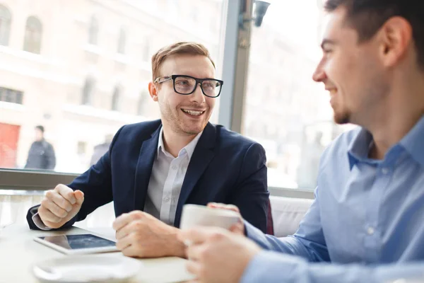 Commerciante Successo Che Spiega Suo Collega Come Aumentare Livello Delle — Foto Stock