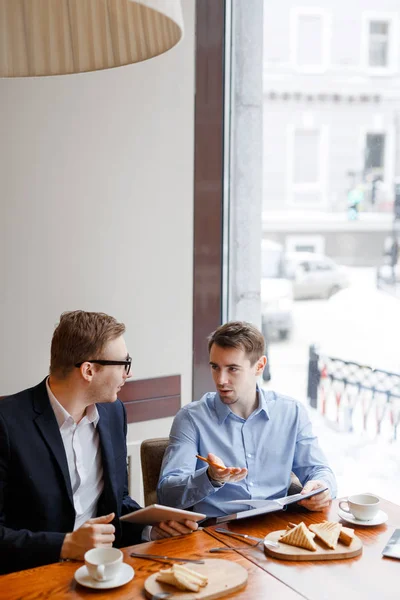 Confident Young Workers Discussing Sales Rating Lunch Cafe — Stock Photo, Image