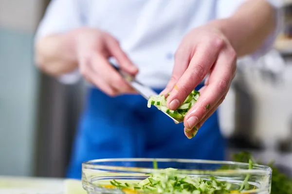 Mulher Colocando Pepinos Cortados Tigela Com Salada — Fotografia de Stock