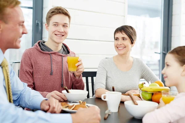 スローフード朝食を食べて健康な家族 — ストック写真
