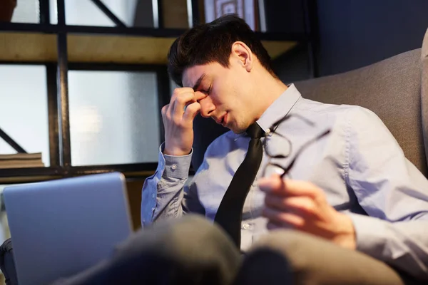 Hombre Negocios Cansado Tratando Concentrarse Mientras Trabaja Hasta Tarde Oficina — Foto de Stock