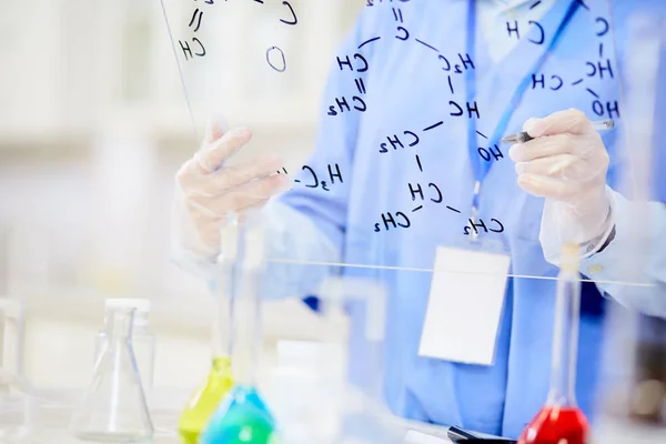 Químico Moderno Guantes Fórmulas Uniformes Escritura Entidad Molecular Tablero Transparente — Foto de Stock