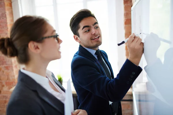 Professioneller Finanzier Analysiert Seine Ideen Auf Whiteboard Und Erklärt Sie — Stockfoto