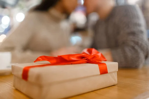 Geschenkkarton Mit Roter Schleife Oben Mit Überraschung Für Liebste — Stockfoto