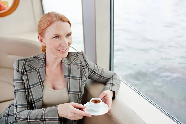 Mellersta Åldern Affärskvinna Med Kopp Kaffe Tittar Genom Fönstret Ångbåten — Stockfoto
