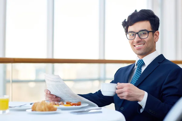 Jovem Empresário Feliz Com Xícara Chá Tomando Café Manhã — Fotografia de Stock