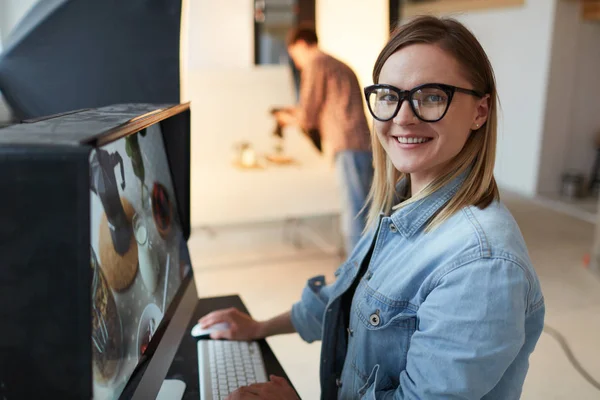 Young Food Designer Blogger Sitting Front Computer Studio — Stock Photo, Image