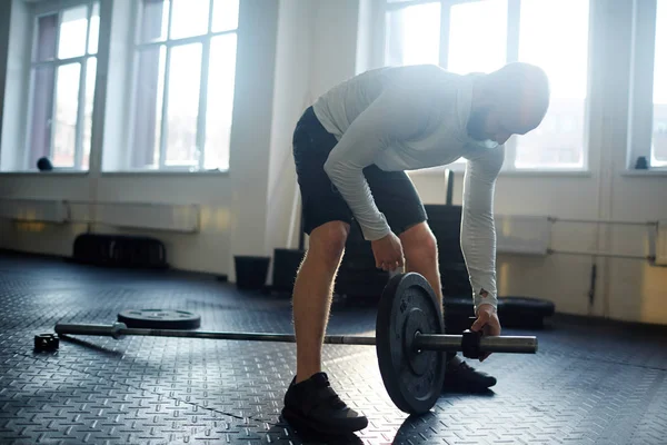 Retrato Homem Barbudo Forte Montando Barbell Carregando Com Placas Pesadas — Fotografia de Stock