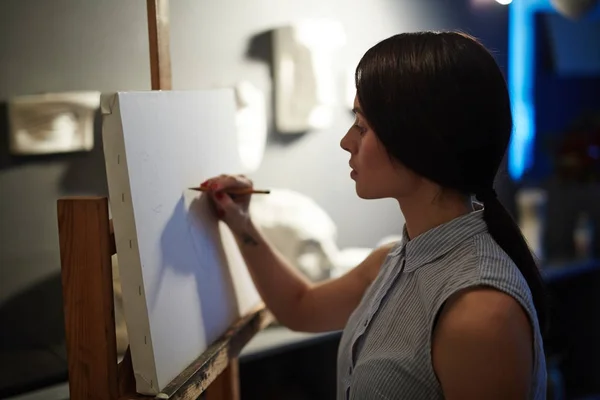 Портрет Талантливой Молодой Женщины Рисующей Гипсовую Голову Модели Белом Холсте — стоковое фото
