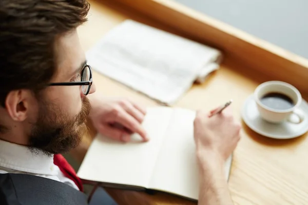 Allvarlig Man Makin Anteckningar Anteckningsboken Eller Dagbok — Stockfoto