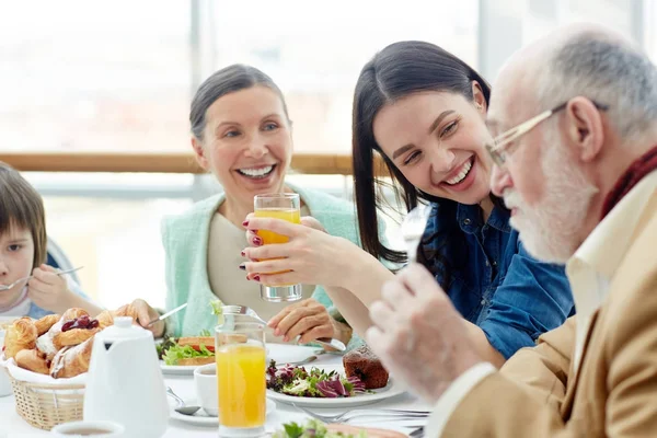 Família Feliz Tomando Café Manhã Por Mesa — Fotografia de Stock