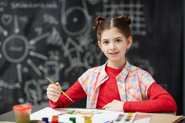Ritratto Graziosa Bambina Che Dipinge Quadri Classe Arte Guardando Macchina — Foto Stock
