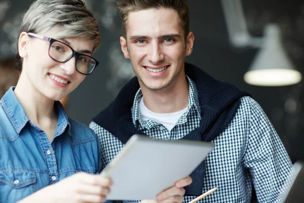 Ung Affärsman Och Affärskvinna Arbetande Över Nya Projekt — Stockfoto