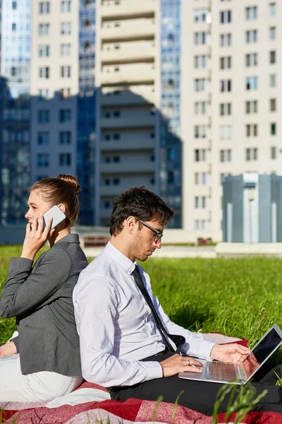 Zakenvrouw Bellen Terwijl Haar Collega Networking Buitenshuis — Stockfoto