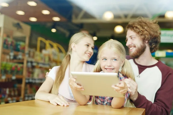 Criança Curiosa Com Touchpad Assistindo Vídeo Com Seus Pais Por — Fotografia de Stock