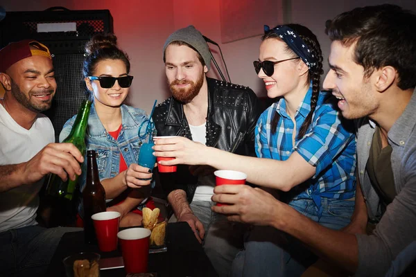 一组微笑的党的人 男人和女人 喝啤酒和举起眼镜挂在夜总会 — 图库照片