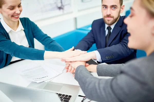 Zakelijke Partners Houden Hun Handen Stapel — Stockfoto