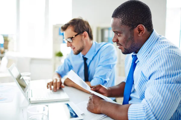 Fiducioso Dipendente Afro Americano Con Documento Mano Guardando Schermo Del — Foto Stock