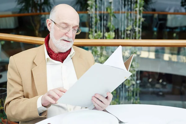 Menù Lettura Uomo Anziano Dai Capelli Grigi Nel Ristorante — Foto Stock