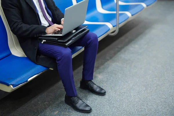 Retrato Sección Baja Del Hombre Irreconocible Usando Computadora Portátil Tren —  Fotos de Stock