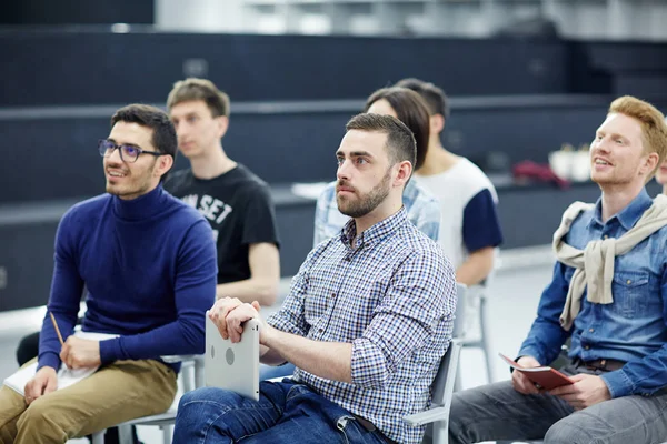 Uomini Affari Contemporanei Che Frequentano Seminario Corso Qualificazione Studio — Foto Stock