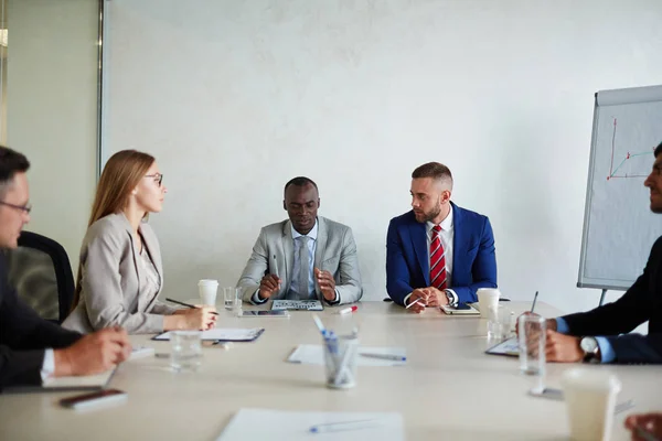 Kolleger Som Deltar Arbete Möte Samlades Runt Bordet Och Lyssna — Stockfoto