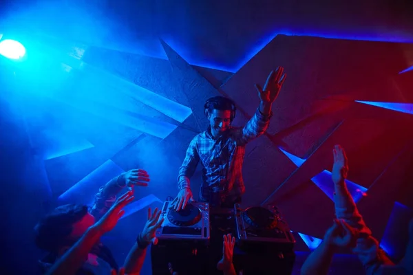 Young Man Raised Hand Entertaining Ecstatic Audience Disco Club — Stock Photo, Image