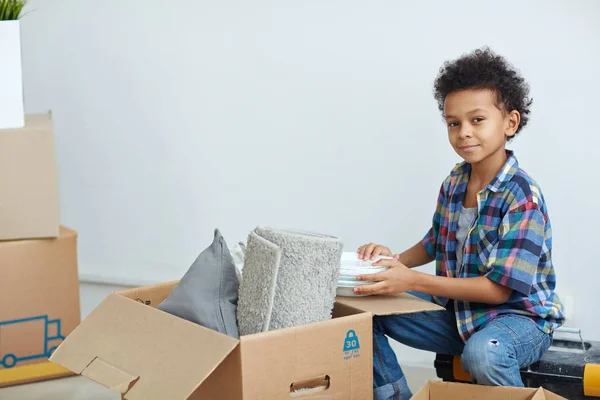 Boy Stack Plates Sitting Open Box Grey Rolled Rug Pillow — Stock Photo, Image