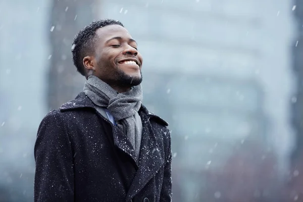 Hombre Alegre Disfrutando Copos Nieve Cayendo Arriba — Foto de Stock