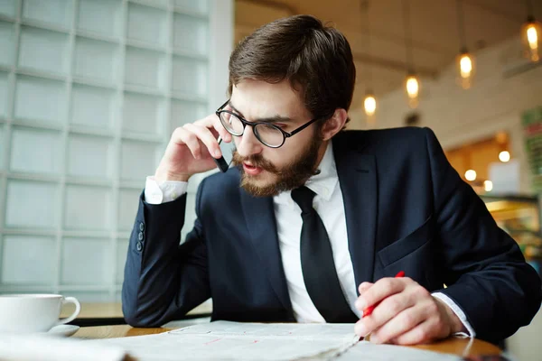 Hombre Inteligente Llamando Por Teléfono Sobre Curiosa Vacante Periódico Mientras —  Fotos de Stock