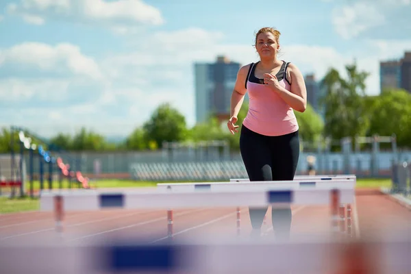 Baculatá Žena Běží Stadionu Při Účasti Maratonu — Stock fotografie