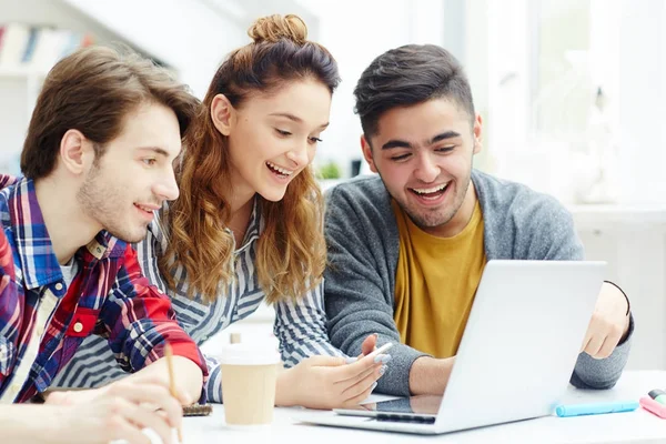 Felices Estudiantes Chat Vídeo Con Amigos Línea —  Fotos de Stock