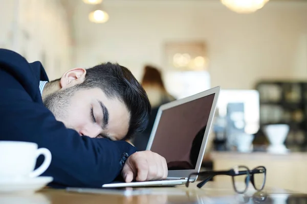 Joven Analista Durmiendo Teclado Portátil Cafetería —  Fotos de Stock