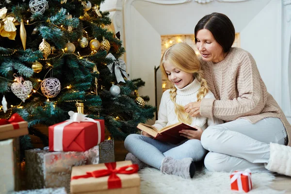 Sevimli Kız Evde Onun Büyükannesi Ile Xmas Öyküler Kitabı Okuma — Stok fotoğraf