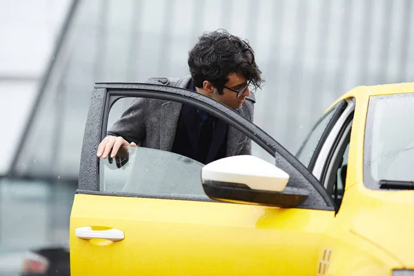 Retrato Empresário Apressado Pegando Táxi Abrindo Porta Carro Rua Chuvosa — Fotografia de Stock