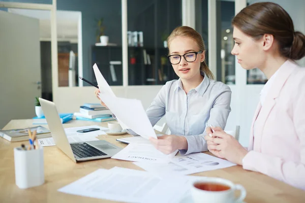 Jóvenes Profesores Discuten Papeleo Sus Estudiantes Mientras Los Revisan — Foto de Stock