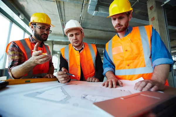 Bauaufsicht Diskutiert Skizze Des Gebäudes — Stockfoto